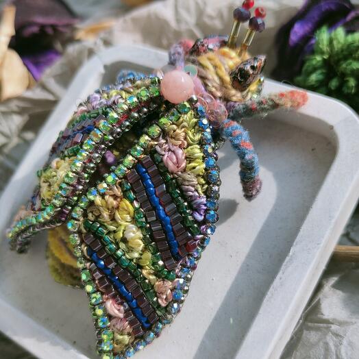 Broche de mosca de color, hecho a mano
