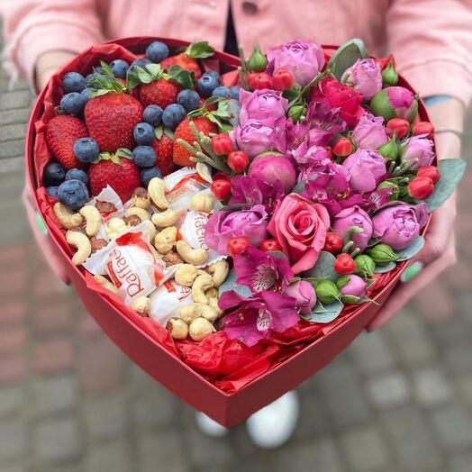 Сердце Роскошь с цветами, ягодами и конфетами
