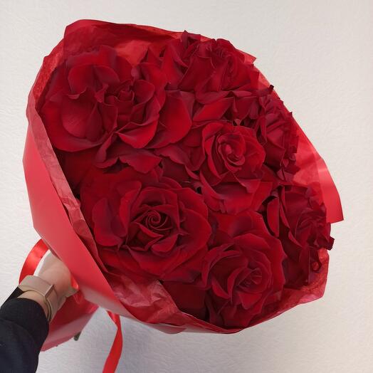 Ramo rojo brillante de rosas francesas