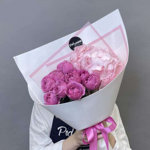Букет "Волнующий коктейль Pink S" из ярко-розовой кустовой пионовидной розы и нежно-розовой гортензии