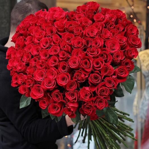 Сердце из 101 красной розы
