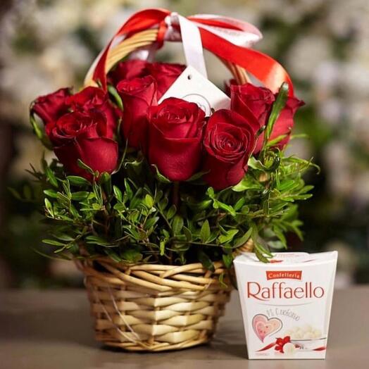 Розы с зеленью в корзине с Raffaello