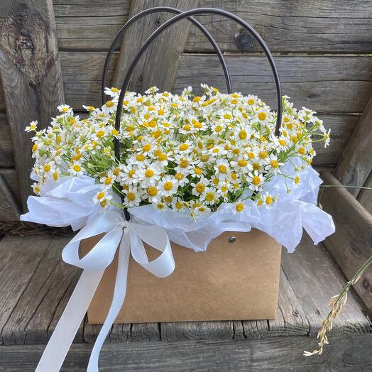 Flower basket handmade handbag with field daisies