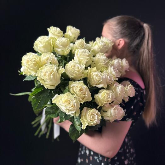 25 белых роз
