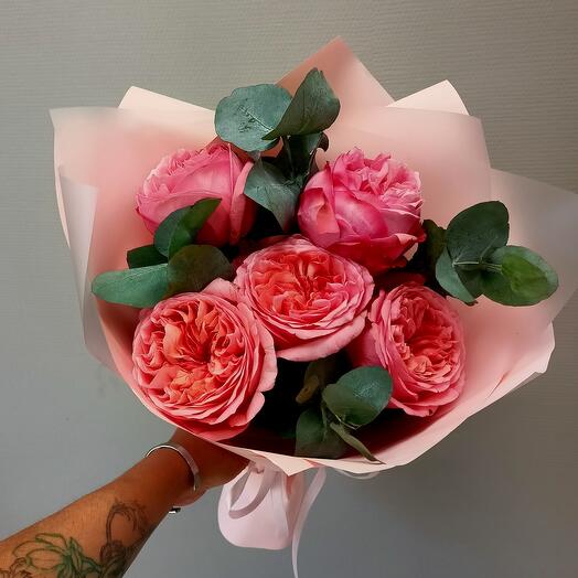 Ramo de rosas peonías con eucalipto