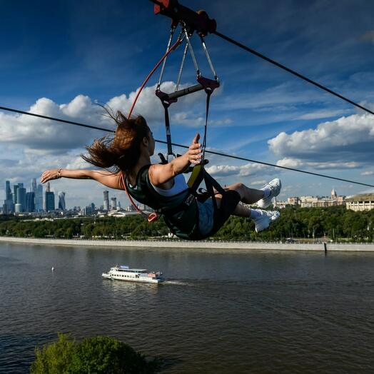 Подарочный сертификат «Спуск по стальному канату Zipline» (1 спуск, 14-17 лет)