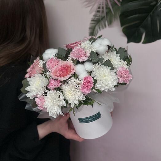 Composición con rosas, algodón, crisantemos y Dianthus