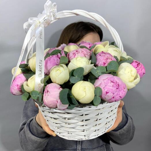 Корзина с пионами