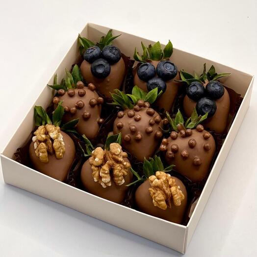 Клубника в молочном шоколаде ассорти для нее/для него