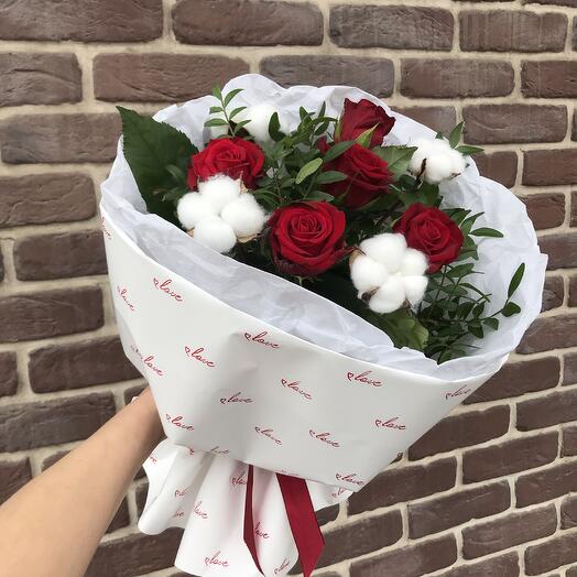 Букет из Красных роз ,хлопка и писташа