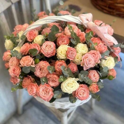 Корзина с кустовыми розами и эвкалиптом