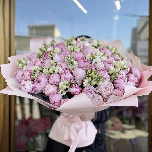 Букет из эустомы и пионов