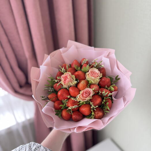 Мини клубничный с розами