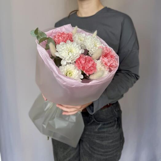 Букет из диантусов, хризантемы, лагуруса