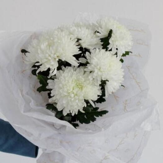 Monobucket of 5 white chrysanthemums "Light in the MINI window"