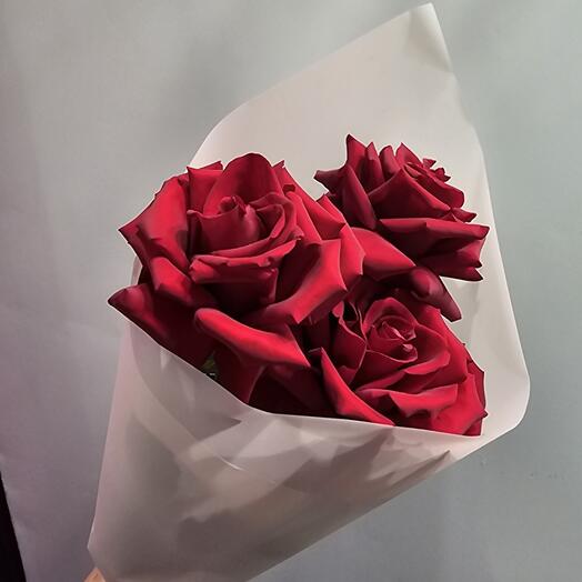 Французские красные розы в кулечке