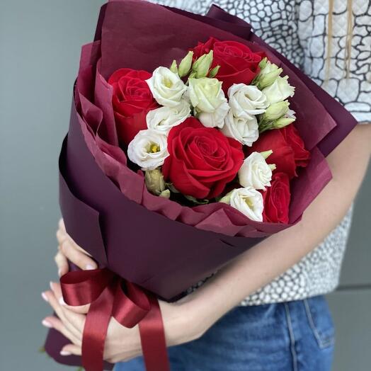 Ramo con rosas rojas y eustoma Sparkle