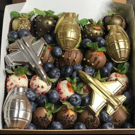 Set of chocolate-covered strawberries "Russian Knights"