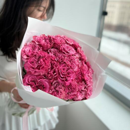 25 rosas brillantes en forma de peonía (ramo N 82)