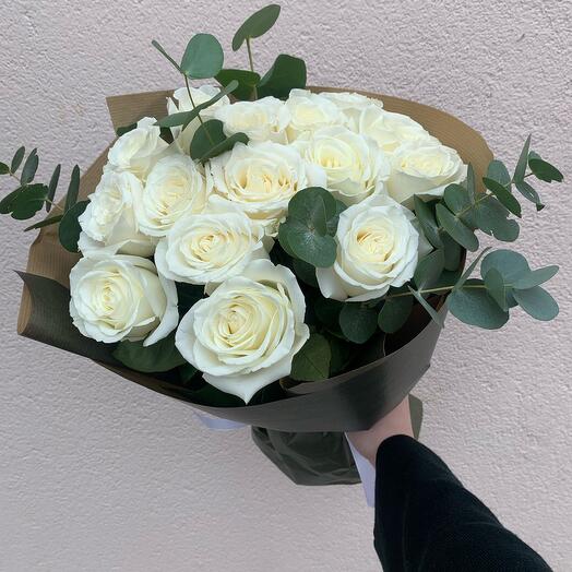 15 белых роз с эвкалиптом