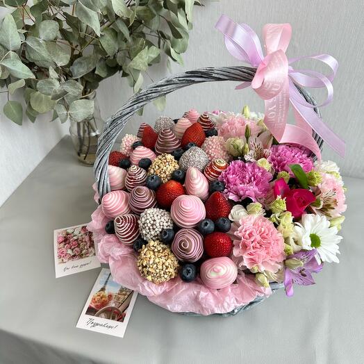 Цветы и клубника 🍓 в корзине с бантом