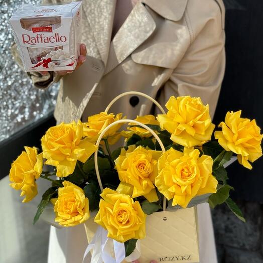 Цветочная композиция с желтыми розами и Raffaelo