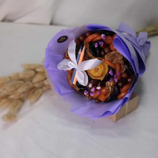 Букет из сухофруктов с карандашами для учителя