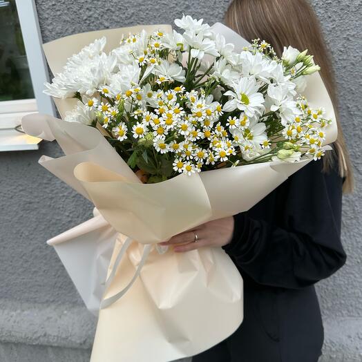 Букет из матрикарии ,хризантем