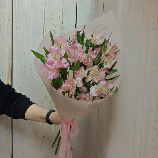5 розовых альстромерий