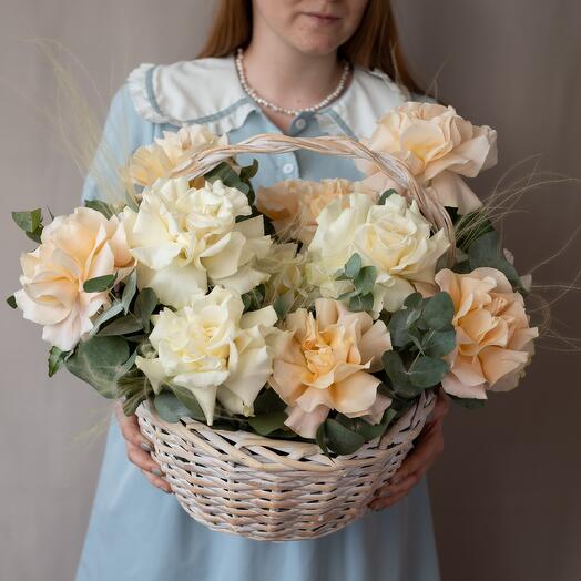 Cesta con rosas francesas "regalo Elegante"