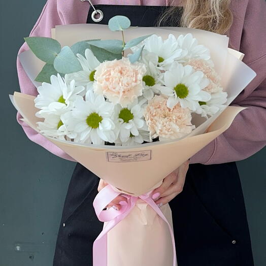 Букет Нежность из хризантем и диантусов на день семьи 🌼