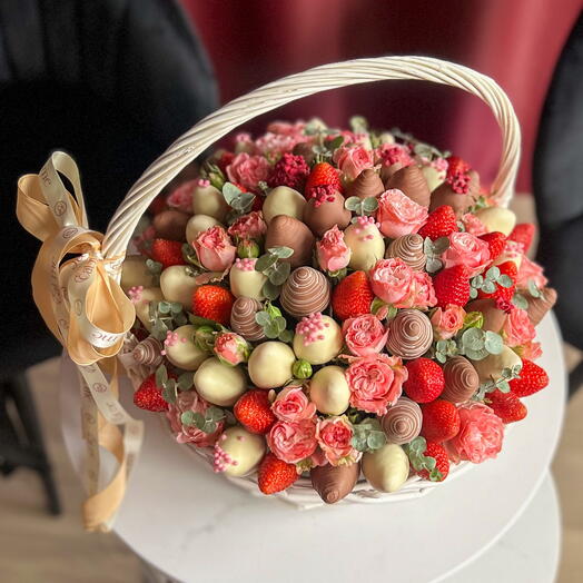 Корзина с клубникой и пионовидными розами