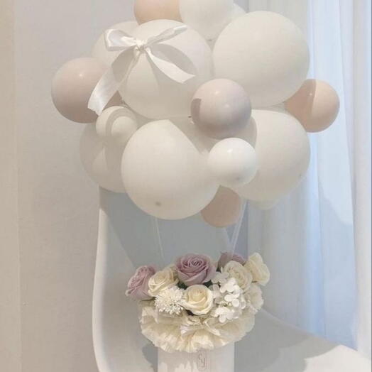 Cubo de globos con flores