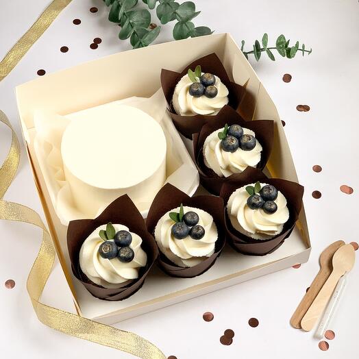 Un conjunto de pastel de Bento con su inscripción y 5 cupcakes
