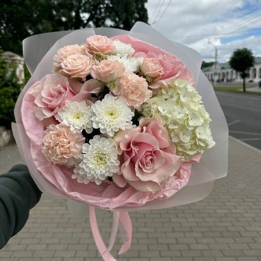 Нежно-розовый букет с розами и гортензией