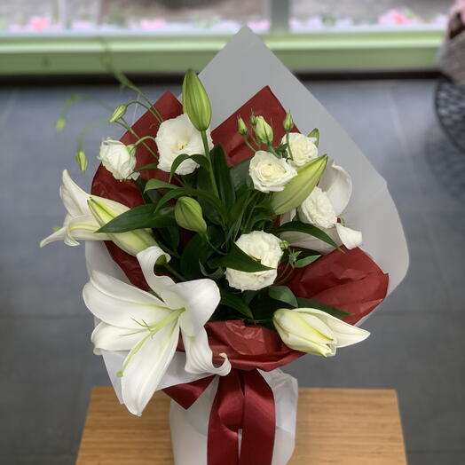 A bouquet of lilies and eustoma