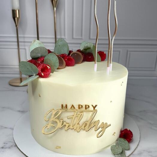 Торт с ягодой и эвкалиптом