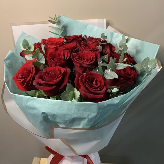 Букет 15 красных роз с эвкалиптом
