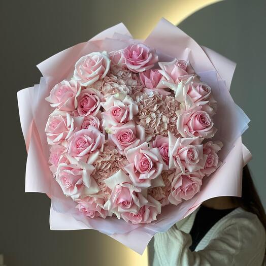 Шикарный розовый букет из гортензий и пионовидных роз 🌸
