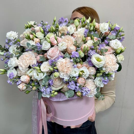 Peony-shaped bush rose with mattiola and eustoma in a box 🍃