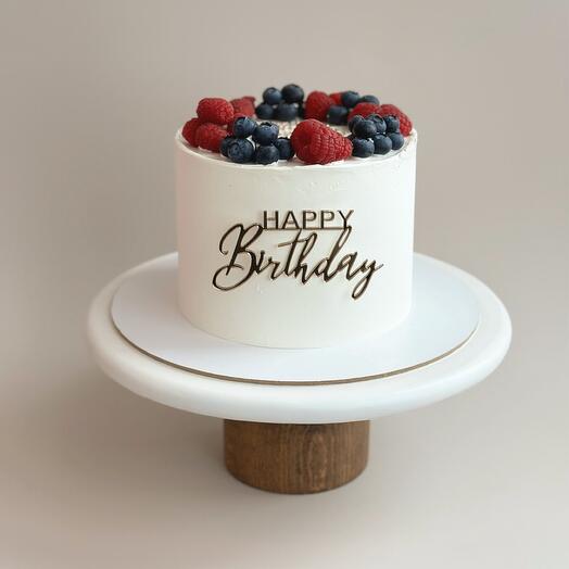 Бисквитный торт с ягодами