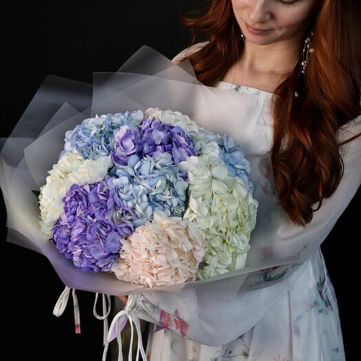 Букет разноцветных гортензий