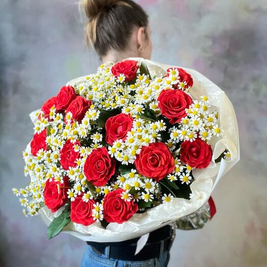 Bouquet of daisies and red roses