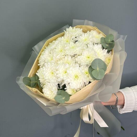 Букет из 7 белых хризантем кустовых с зеленью в дизайнерском оформлении 60 см