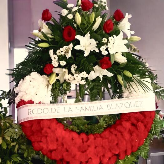 Corona funeraria con flores naturales y cinta dedicatoria