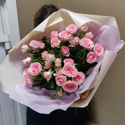 Нежный букет розовых кустовых роз
