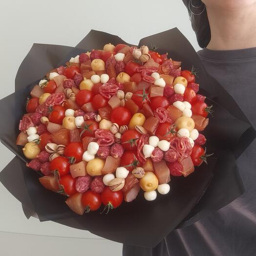 Круглый мужской букет из карпаччо, сыра, колбас