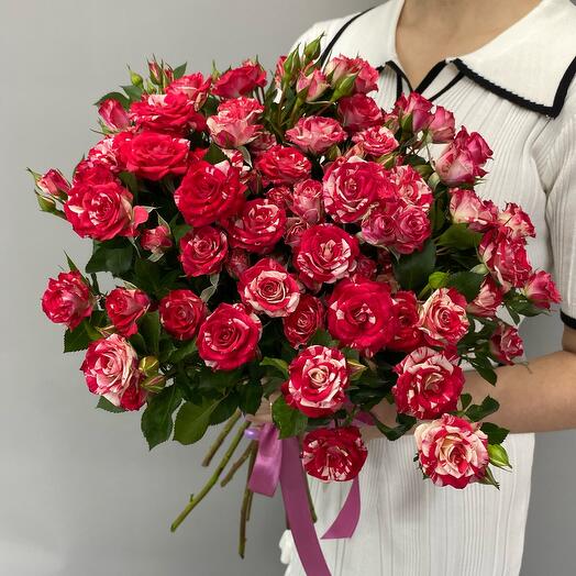 Букет из кустовой розы под ленту