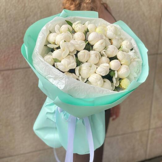 33 белых пиона