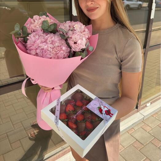 Комбо клубника в шоколаде и букет из гортензий «день влюбленных»🍓